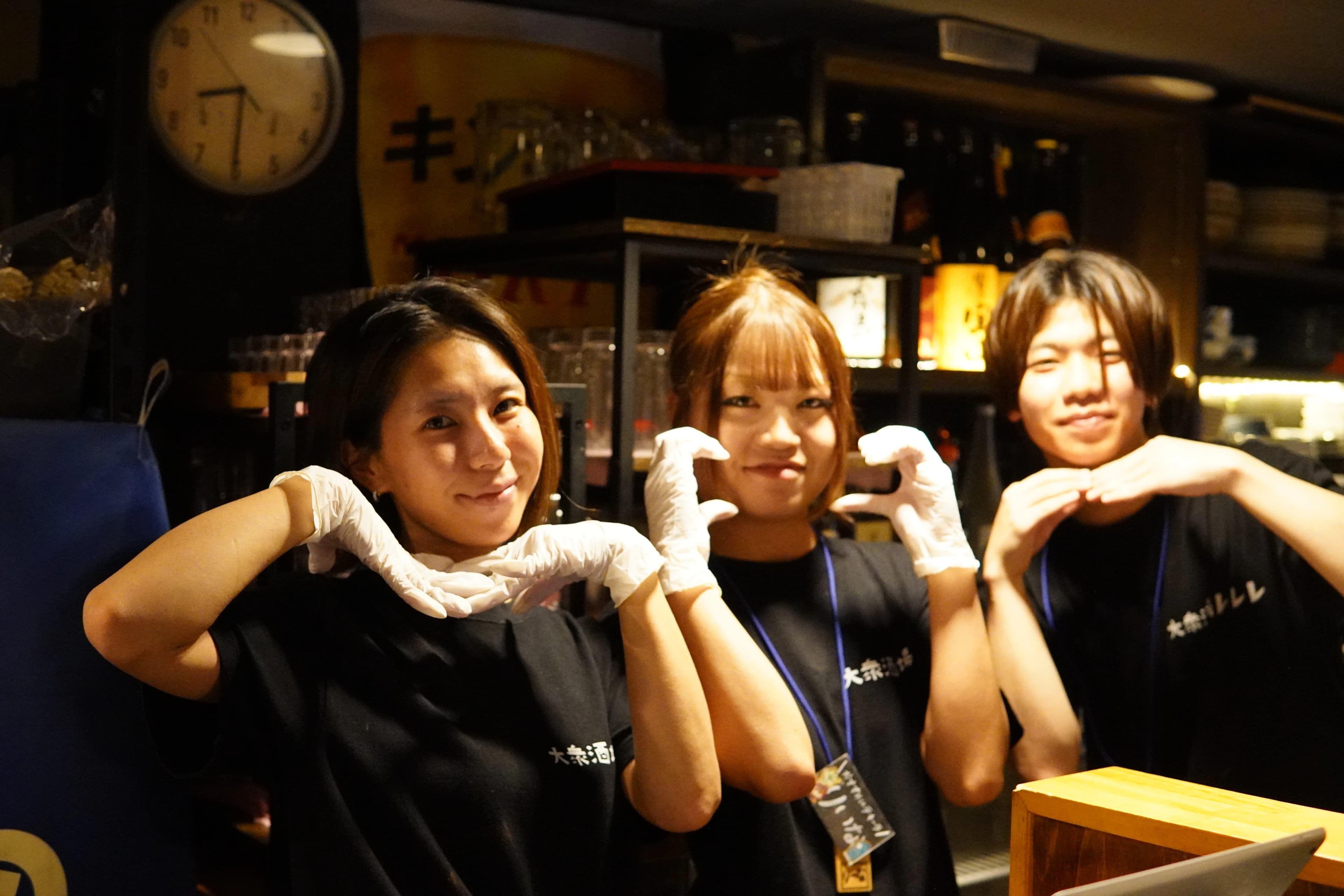 レレレの厨房で働く若手スタッフ